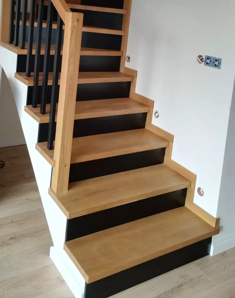 drewniane schody z elementami czarnego