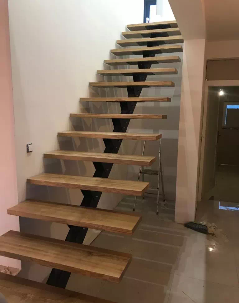 stalowa konstrukcja schodów