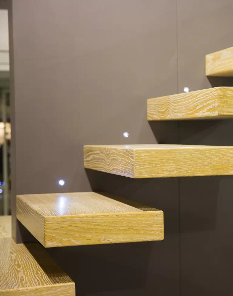 wiszące drewniane schody