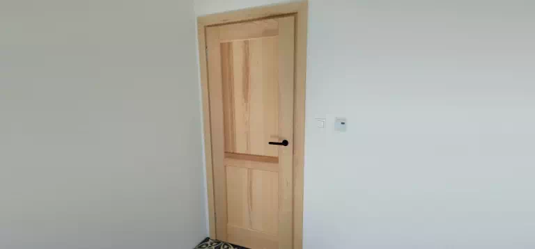 drzwi z drewna litego