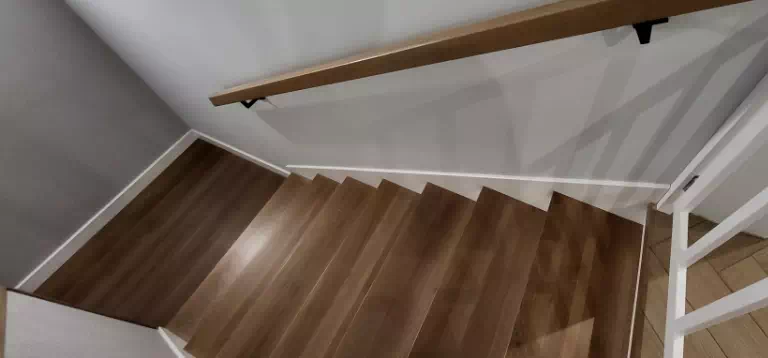 schody z drewna litego